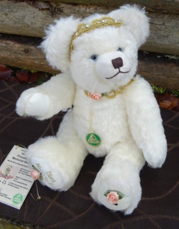 POSLEDNÍ MEDVÍDEK FIRMY HERMANN Z COBURGU, KTERÝ JE U NÁS K DISPOZICI. VÝROBA BYLA U TÉTO FIRMY ZASTAVENA 1.1.25. DIANA MEMORIAL - mohérový teddy, Německo, katalogové číslo 13169-2